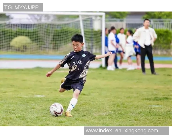 小学生足球热身活动的有效方法与趣味训练技巧分享 小学生足球热身活动的有效方法与趣味训练技巧分享